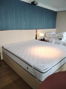 斑竹园龙江路小学旁灯具批发销售安装维修运营中心