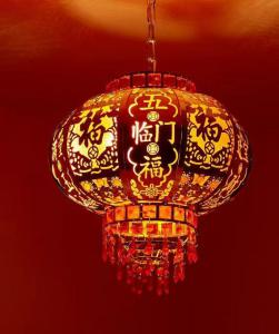 成都买灯具到哪里买，客厅安装一款轻奢吊灯，瞬间提升空间档次，彰显主人品味；卧室搭配一盏简约床头灯，温柔光影烘托静谧氛围；书房选用一款极简射灯